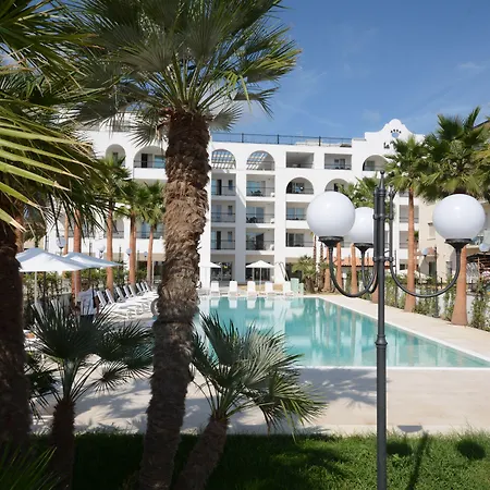 Aparthotel La 4*